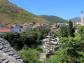 Mostar, mešita kostel kousek od sebe.